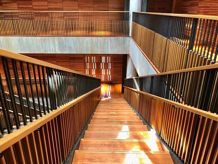 紀尾井清堂の５階から階段を下りるところ